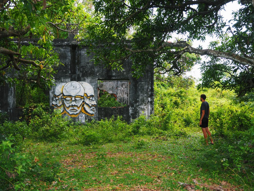 Graffiti na ruinach jednej z opuszczonych willi.