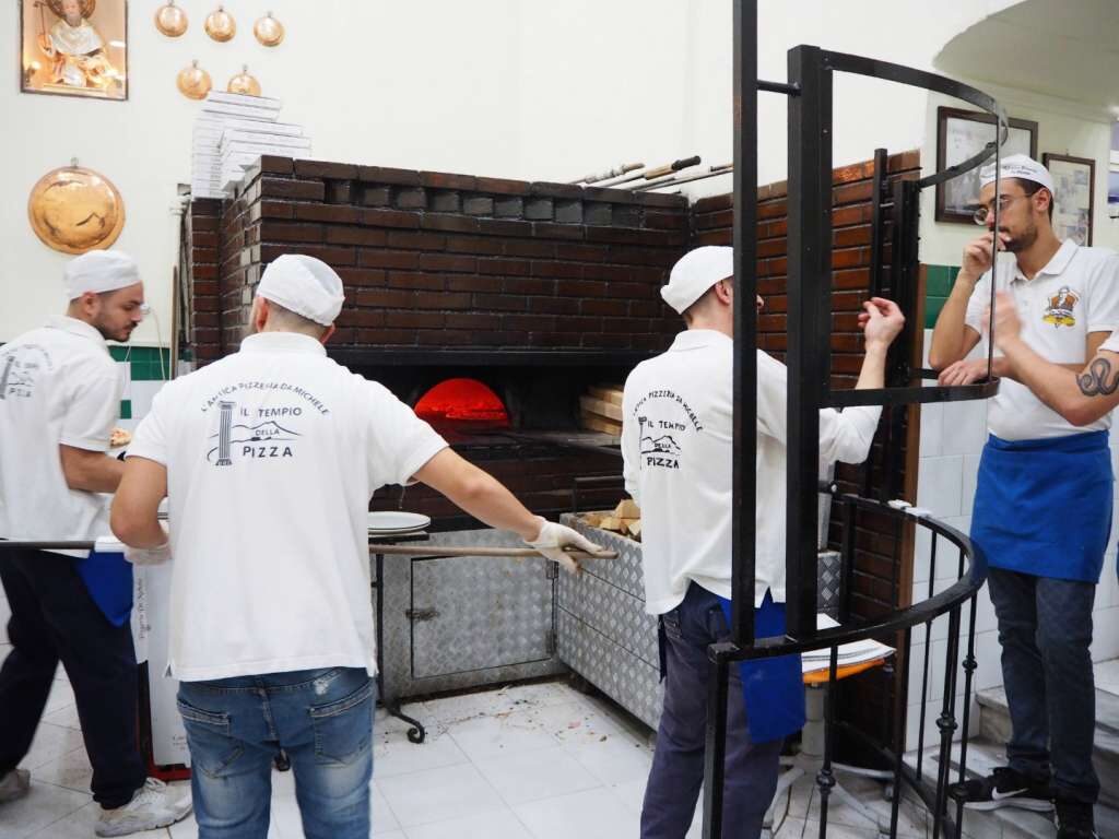  Przygotowywanie pizzy w L’antica Pizzeria da Michele